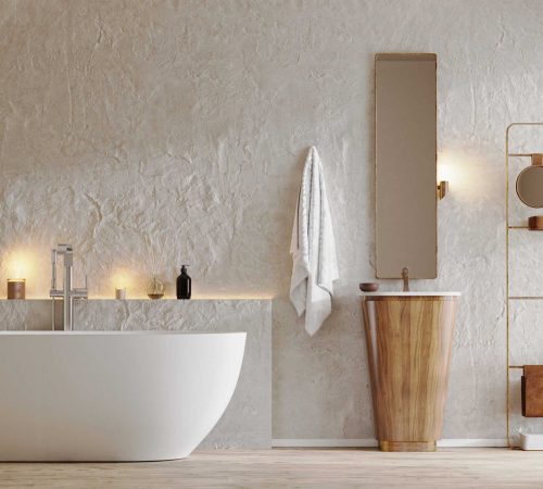 Modernes Badezimmer mit weißer freistehender Badewanne, freistehendem Holzwaschbecken, Leiterregal und strukturierten Wänden. Kerzen und Flaschen stehen ordentlich auf einem Regal, während natürliches Licht durch die Jalousien fällt.